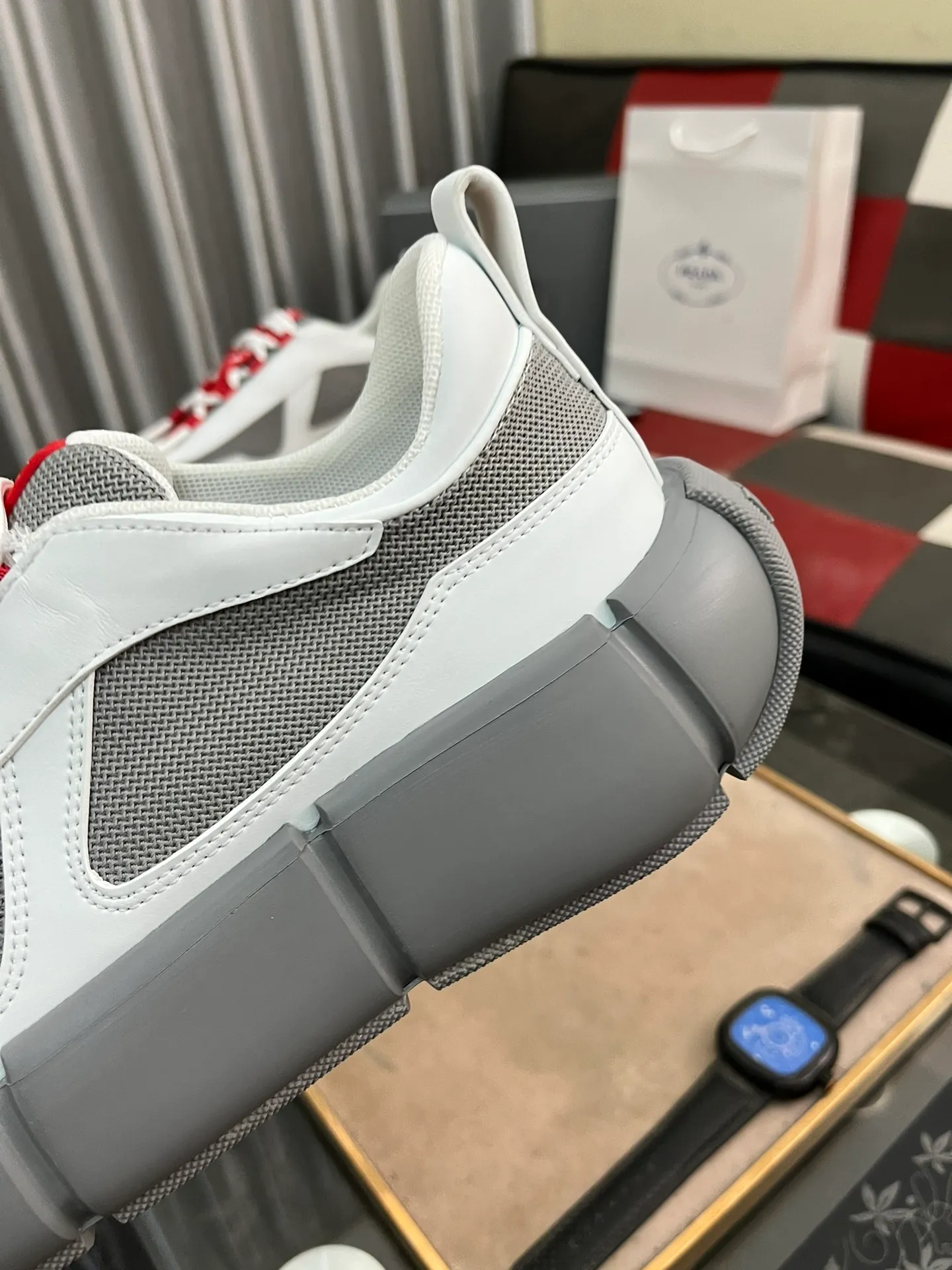 Men's shoes 💰540⌚️⌚️ PRADA/Prada men's lace-up casual sports shoes, the upper is made of cowhide leather and breathable mesh. It is soft, comfortable and breathable. The tongue is decorated with the PRADA brand letter logo. The thick rubber sole echoes the red label tongue. The style is fashionable and elegant. The details are carefully crafted. A super fashionable casual sports shoe with excellent breathability!  Size: 38-443️⃣Colors available